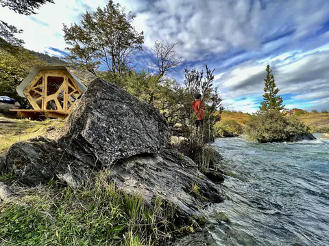 Un micro-refugio SURí entre los árboles, junto al río Cochrane
