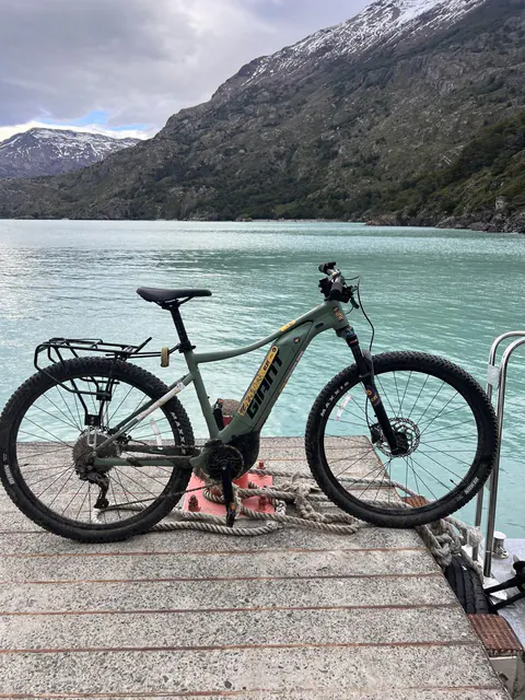 Una e-Bike en el muelle de Candelario Mancilla, sobre el lago O'Higgins