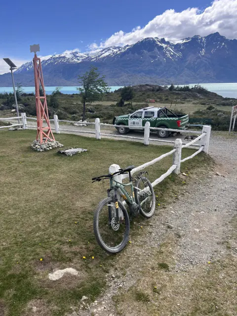 Una bicicleta apoyada en la cerca del retén de Carabineros de Candelario Mancilla, frente al lago O'Higgins
