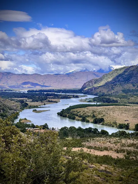 El río Baker serpentea por un valle ancho y verde