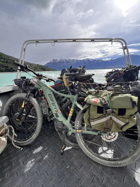 E-Bikes con alforjas amarradas en la cubierta de una lancha, sobre el lago O'Higgins