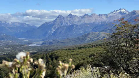 Las curvas de la Cuesta del Diablo bajan a un valle ancho, con las agujas del Cerro Castillo al fondo, en la Carretera Austral